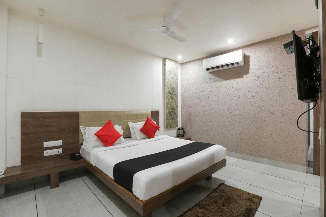 Apple Residency Hotel Pātan Eksteriør billede