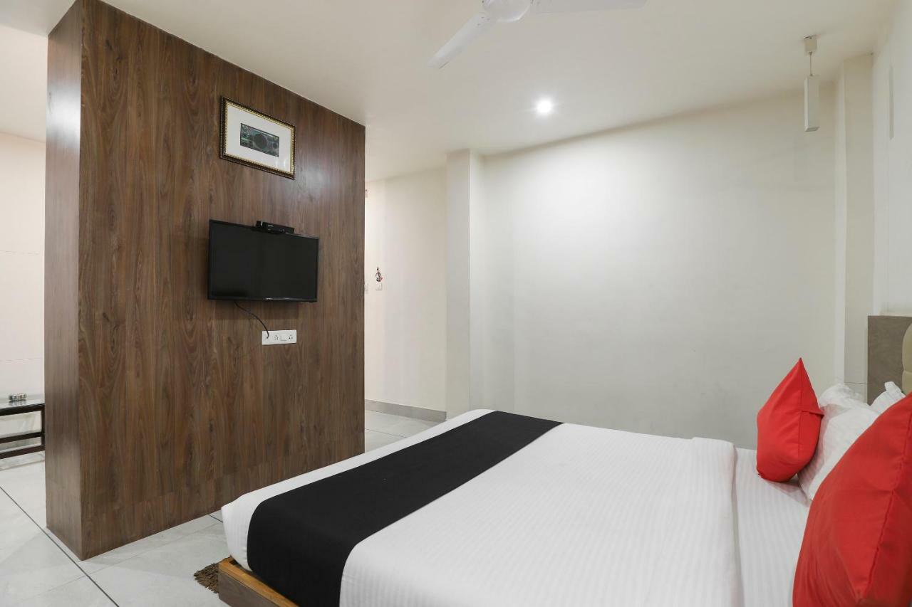 Apple Residency Hotel Pātan Eksteriør billede